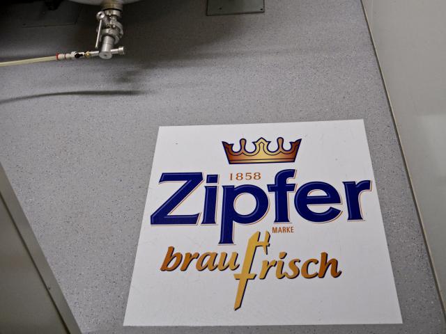 Logo Einarbeitung in die Bodenbeschichtung für einen Kühlraum von Huemer Logo Einarbeitung in die Bodenbeschichtung für einen Kühlraum von Huemer