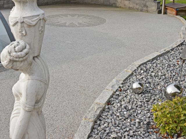 Terrassen und Pool Umrahmung mit Huemer Terrassen und Pool Umrahmung mit Huemer