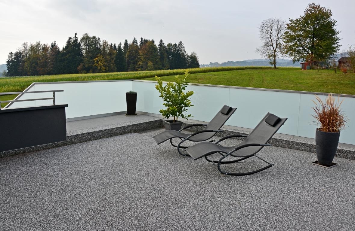 Verlegung von Steinteppich, Terrasse und Pooleinfassung mit Huemer Verlegung von Steinteppich, Terrasse und Pooleinfassung mit Huemer